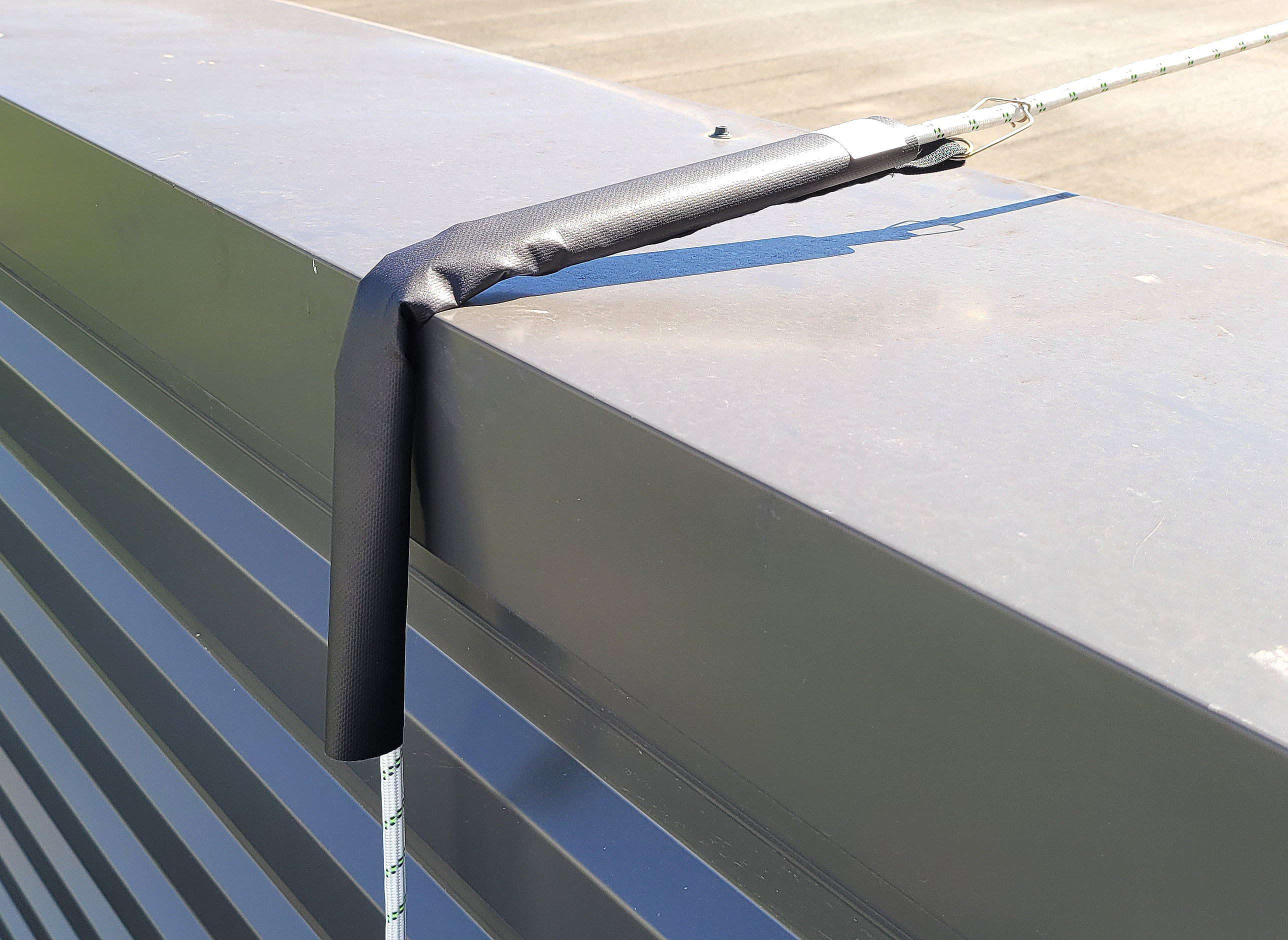 Zu öffnende Schutzhülle (Seilschutz) 